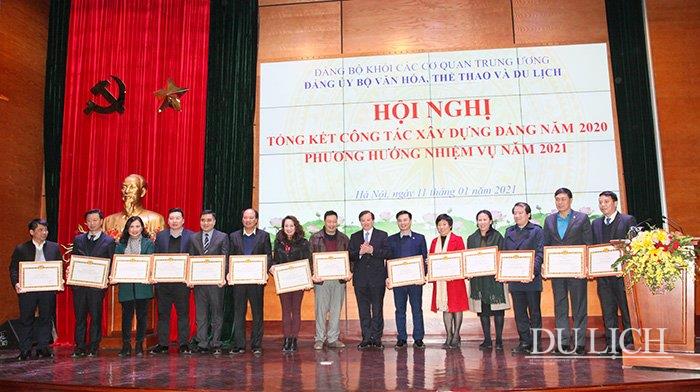 Đảng ủy Khối các cơ quan Trung ương, Đảng ủy Bộ VHTTDL đã trao tặng bằng khen, giấy khen cho các Đảng viên, tổ chức Đảng có thành tích xuất sắc trong năm 2020